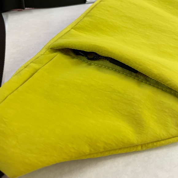 luluemon athletica Multi-Pocket Belt Bag - Picture 5 of 7